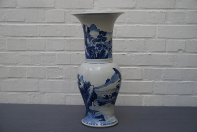 Un grand vase de forme yenyen en porcelaine de Chine famille bleu et blanc, Kangxi